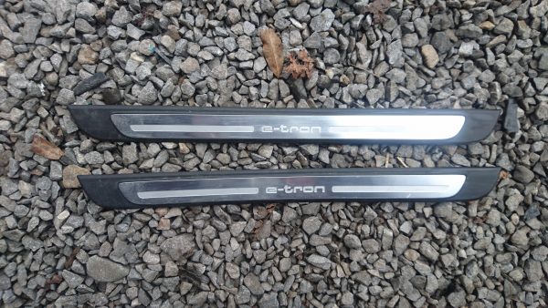 LISTWA OZDOBNA PROGOWA PRAWA LEWA PRZEDNIA AUDI A3 8V E-TRON 8V4853491D