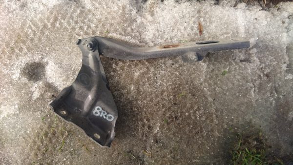 ZAWIAS MASKI PRAWY AUDI Q5 8R0823302A