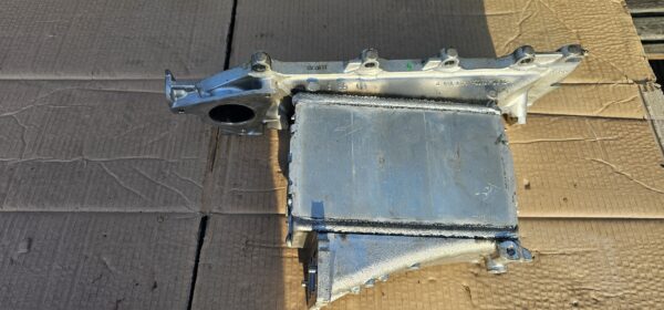 Kolektor ssący intercooler 04L129766P Audi VW Seat Skoda
