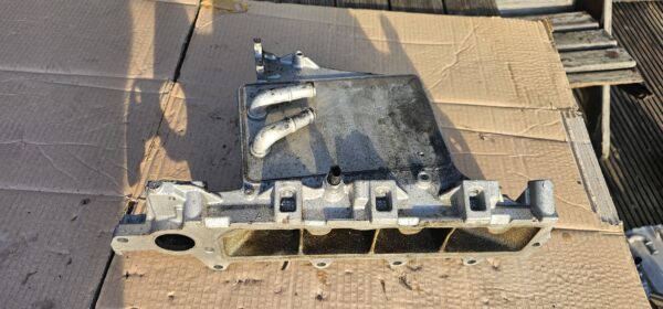 Kolektor ssący intercooler 04L129766T Audi VW Seat Skoda